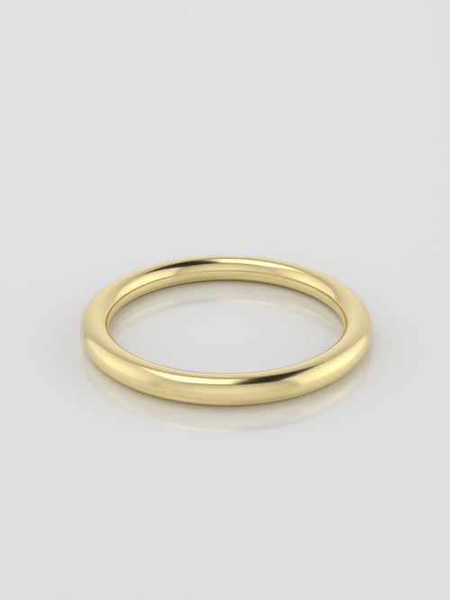argolla de frente minimalista con forma de cuerpo lisa  y acabado pulido en oro amarillo
