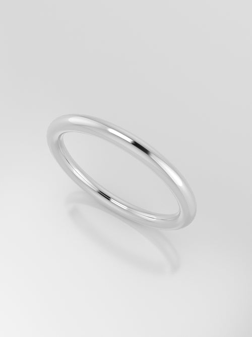 argolla minimalista con forma de cuerpo lisa  y acabado pulido en oro blanco